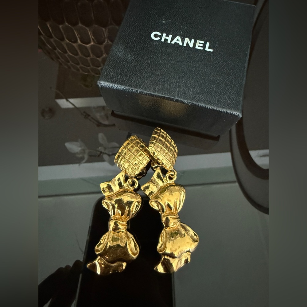 LOT 2100 24K gold plated CHANEL vintage bow dangle clip on earrings - Picture 4 of 10